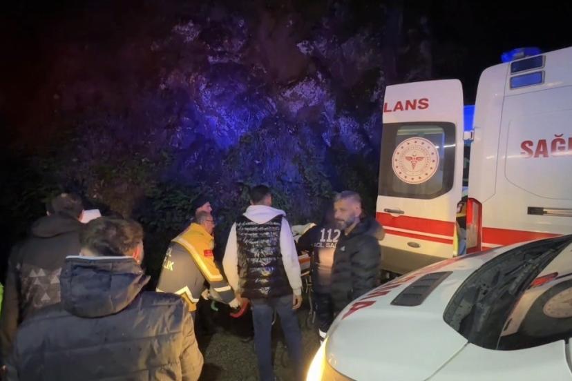 Kayganlaşan yolda otomobil paramparça oldu: 2 yaralı