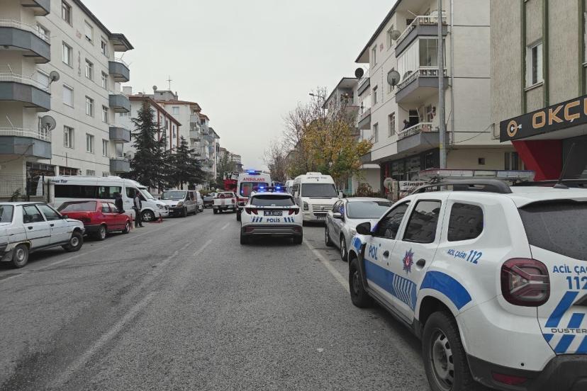 Kendini kilitlediği evini ateşe verdi