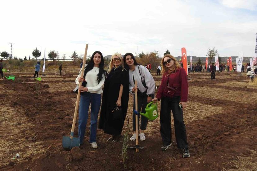 Kilis’te "Çiftçiye Hayat Olsun" projesinde 10 bin fidan toprakla buluştu