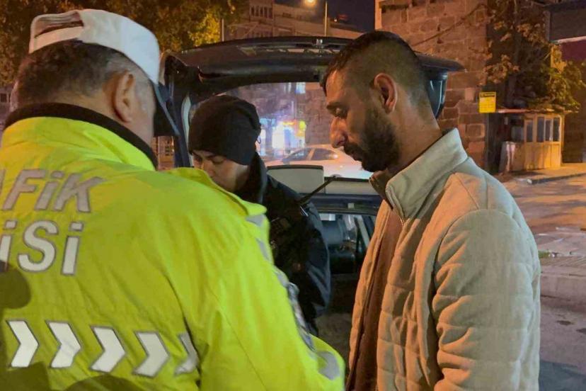 Kimlik isteyen polise sosyal medyasını açtı