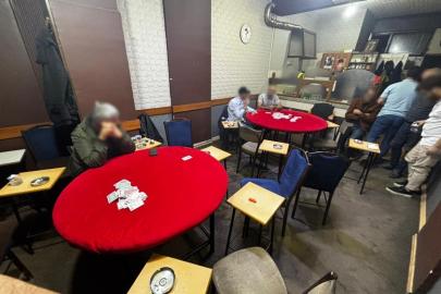 Kıraathaneye gece kumar baskını