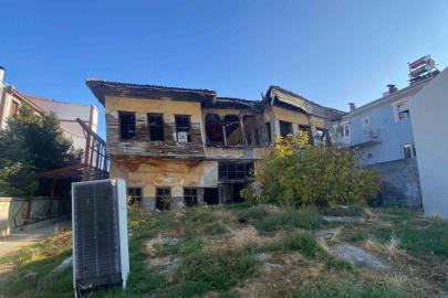 Kiracının itirazları yüzünden yıkımı yarım kalan metruk bina tamamen yıkıldı