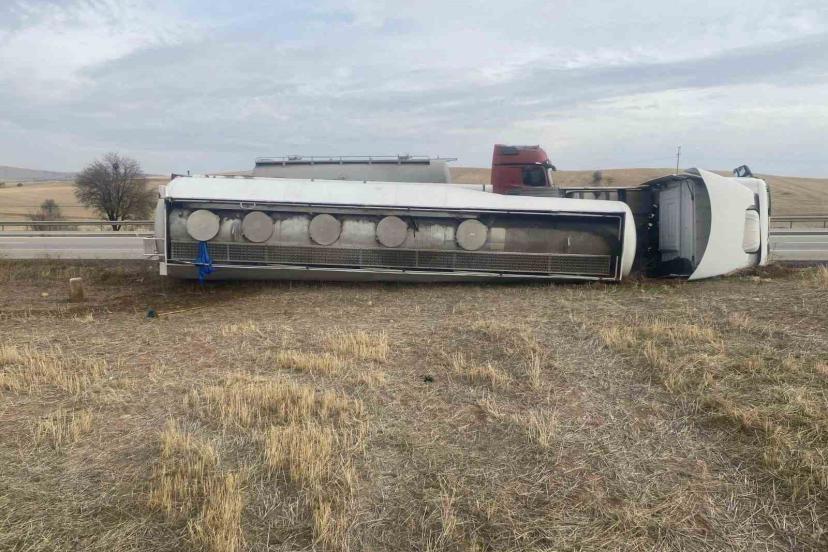 Kırıkkale’de akaryakıt tankeri devrildi: 1 yaralı