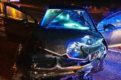 Kırklareli’nde yağışlı yolda zincirleme kaza: 3 araç birbirine girdi, 4 yaralı