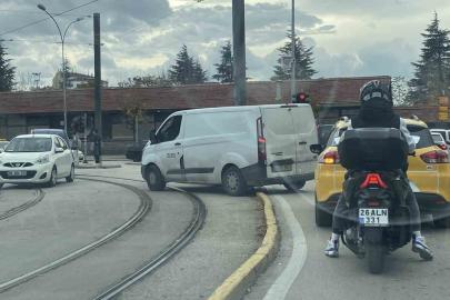 Kırmızı ışıkta beklemek yerine kolay yolu seçti