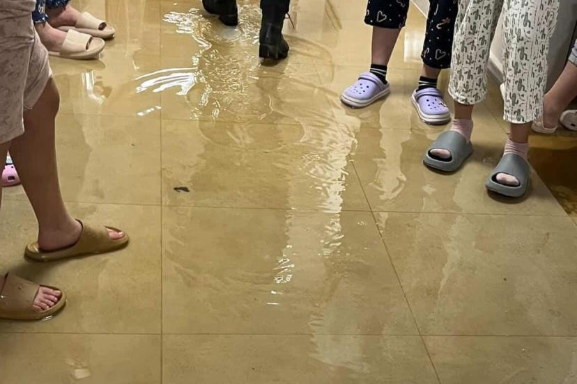 Kız yurdunda patlayan su borusu nedeniyle bazı odaları su bastı