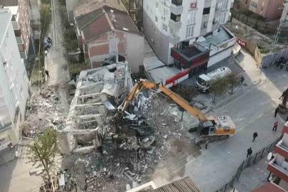 Kocaeli’de 4 kişiye mezar olan binanın enkazı kaldırılıyor