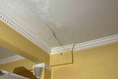 Kocaeli’de bir binanın kolonları çatladı: Aileler korkuyla evi tahliye etti