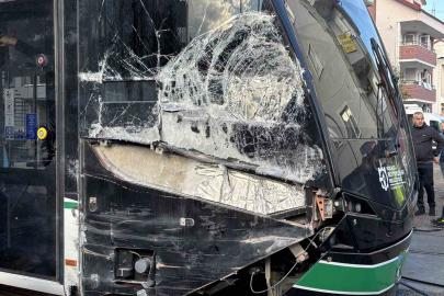 Kocaeli’de çöp kamyonu tramvaya çarptı: 3 yaralı