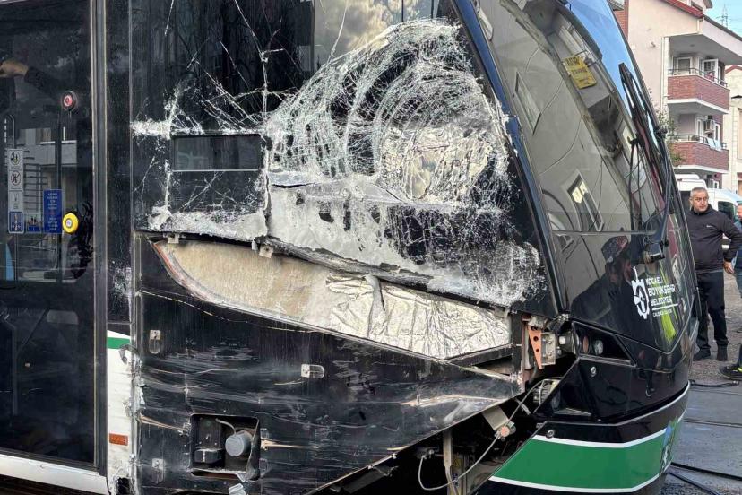 Kocaeli’de çöp kamyonu tramvaya çarptı: 3 yaralı
