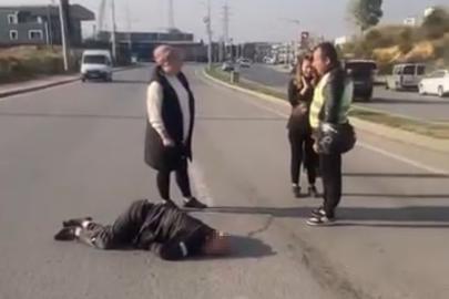 Kocaeli’de otomobil yayalara çarpıp refüje çıktı: 1’i ağır 2 yaralı