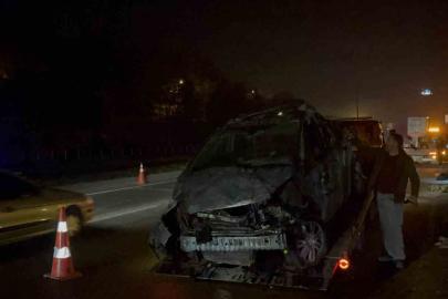 Kontrolden çıkan araç aydınlatma direğini devirip karşı yöne geçti