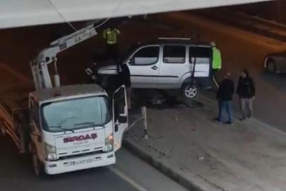 Kontrolden çıkan hafif ticari araç refüje çarptı: 1 yaralı