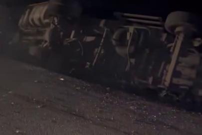 Kontrolden çıkan kamyon elektrik direğine çarparak devrildi, mahalle karanlığa büründü