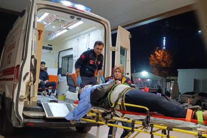 Kontrolden çıkan otomobil ağaca çarptı: 3 kişi yaralandı