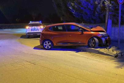 Kontrolden çıkan otomobil, beton direğe çarptı