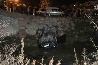 Kontrolden çıkan otomobil dereye uçtu: 1 ölü, 1 yaralı
