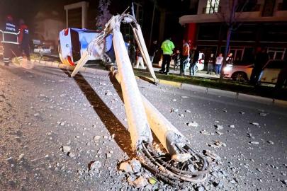 Kontrolden çıkan otomobil, direği ve ağacı devirdi: 2 kişi yaralandı, kurtarma anları kamerada