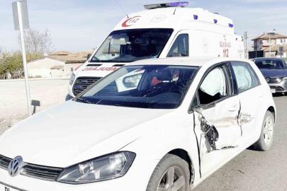 Kontrolden çıkan otomobil karşı şeride geçip araca çarptı: 1 yaralı