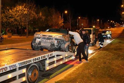 Kontrolden çıkan  otomobil önce kaldırıma sonra orta refüjdeki Yavaş levhasına çarptı