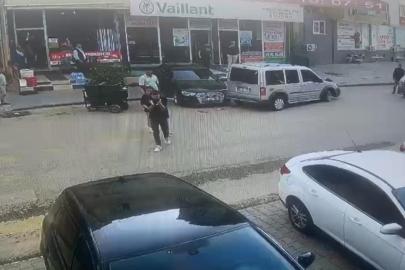 Kontrolden çıkan otomobil park halindeki araca çarptı: Temizlik işçisi son anda kurtuldu