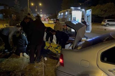 Kontrolden çıkan otomobil refüje çarptı: 1 yaralı