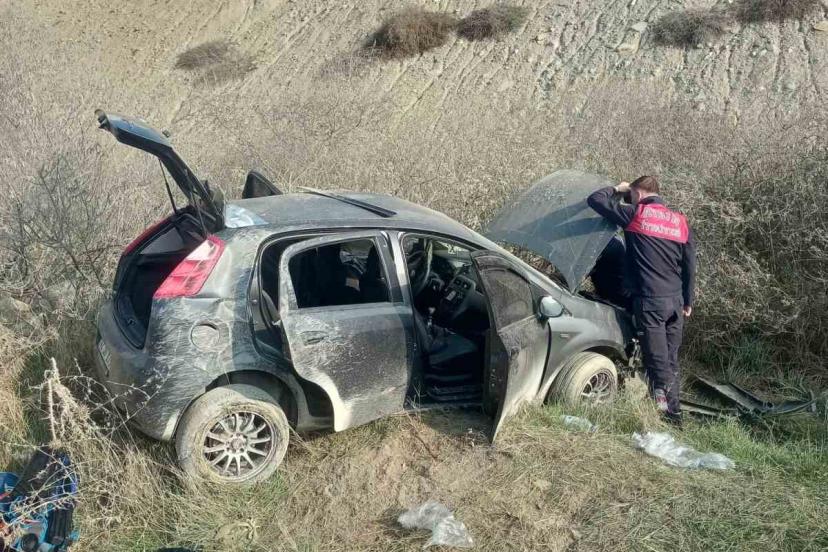 Kontrolden çıkan otomobil, yol kenarına savruldu: 3 yaralı