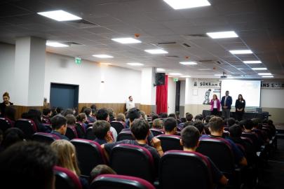 Konyaaltı Belediyesi okul kütüphanesine kitap bağışı yaptı