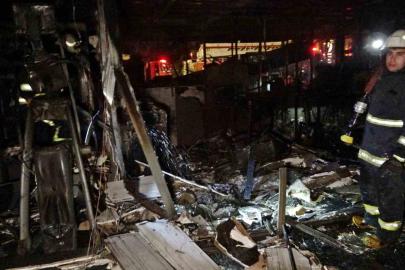 Konyaaltı Sahili’ndeki kafe yanarak küle döndü, 5 yavru köpek telef oldu