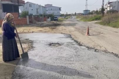Köstebek yuvasına dönen yolu kendi imkanlarıyla onararak beton attılar