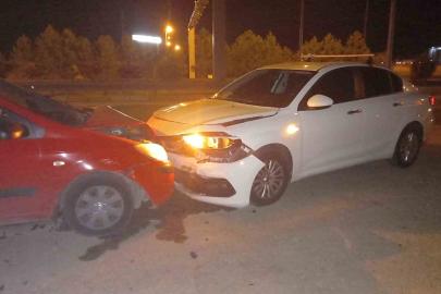 Kotrolden çıkan otomobil radar görevi yapan polis aracına çarptı, 2 kişi yaralandı