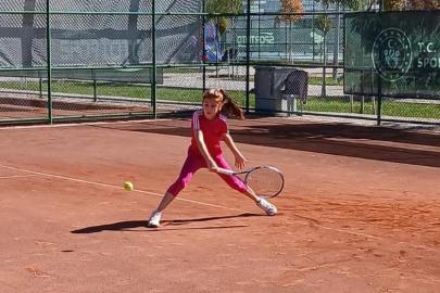 Küçük tenisçi turnuvaya davet edildi