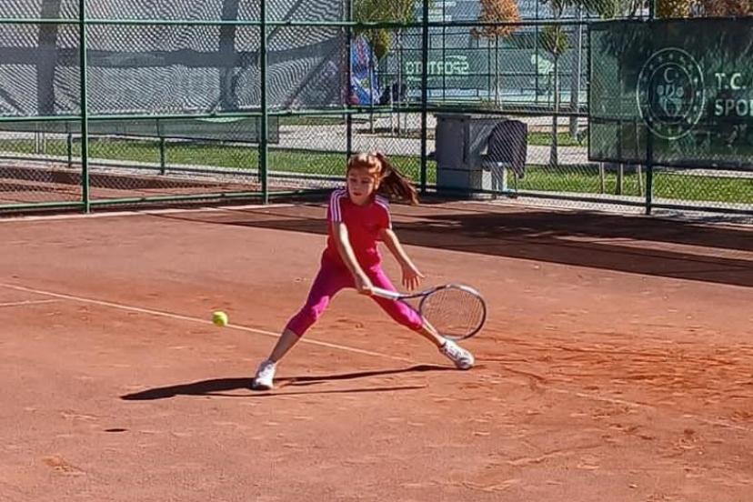 Küçük tenisçi turnuvaya davet edildi