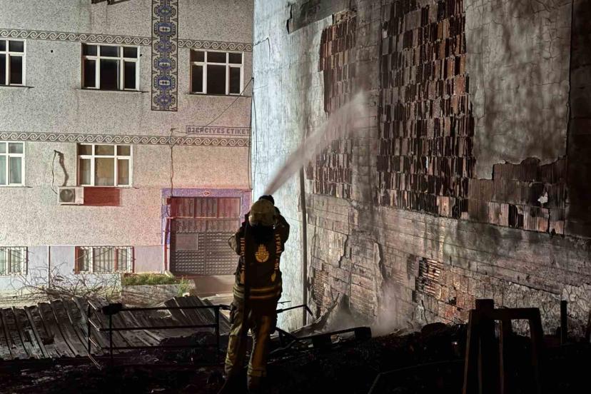 Küçükçekmece’de geri dönüşüm atık tesisi alevlere teslim oldu