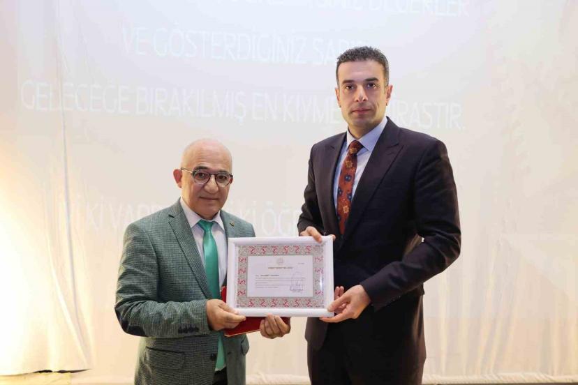 Kültür aşığı öğretmen üstün şeref belgesiyle onurlandırıldı