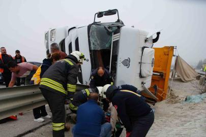 Kum yüklü tır devrildi: Sıkışan sürücü itfaiye tarafından kurtarıldı