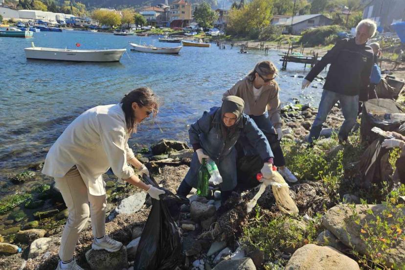 Kurucaşile’de 2 saatte 30 poşet çöp toplandı