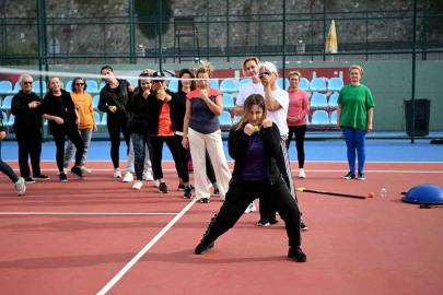 Kuşadası’nda kadınlara ‘Yakın Savunma Teknikleri’ eğitimi verildi