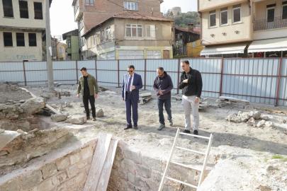Kütahya Valisi Işın, Yakup Çelebi İmaret Külliyesi restorasyon alanında incelemelerde bulundu