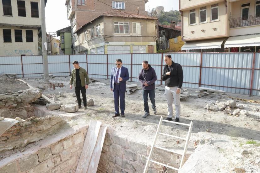 Kütahya Valisi Işın, Yakup Çelebi İmaret Külliyesi restorasyon alanında incelemelerde bulundu