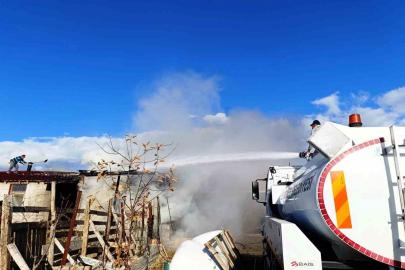 Kütahya’da ahır yangını büyümeden söndürüldü