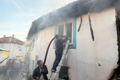 Kütahya’da çıkan yangında iki ev ve bir ahır kullanılamaz hale geldi