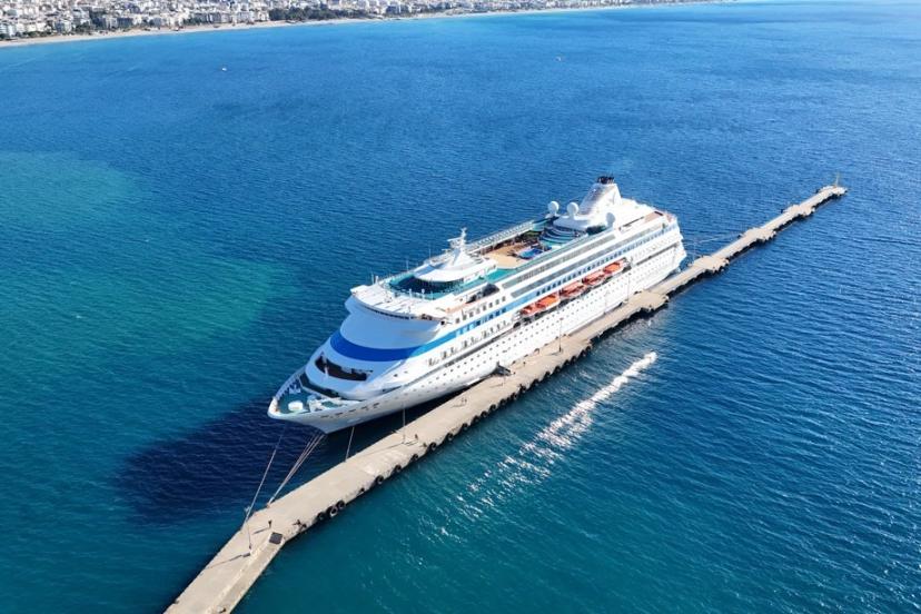 Lüks kruvaziyer 616 yolcu ve 435 mürettebatıyla Alanya’ya demirledi