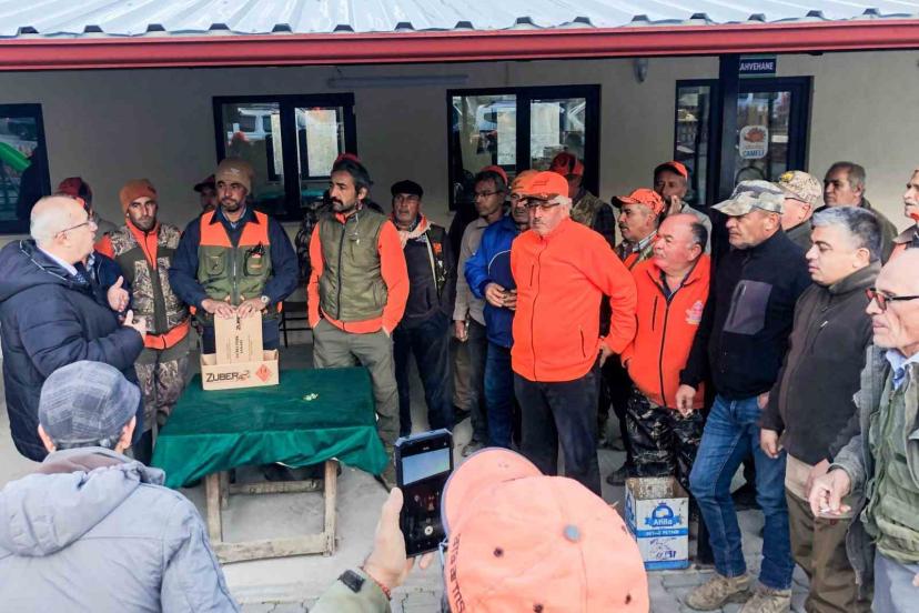 Mahsullerini korumak isteyen üreticiler domuzlarla mücadele ediyor