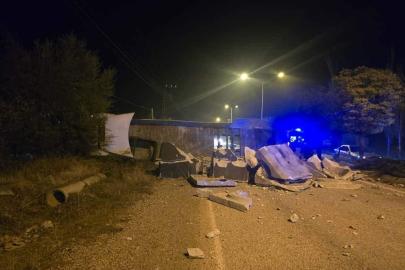 Malatya’da devrilen tır yolu kapattı