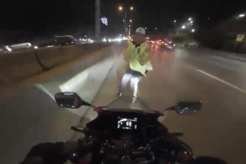 Maltepe’de motosikletin çarptığı trafik polisi yaralandı: Kaza anı kamerada