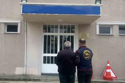 Manisa’da 27 yıl hapisle aranan dolandırıcı sahte kimlikle yakalandı