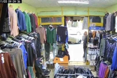 Mankenin üstündeki 1000 TL’lik montu kendi malıymış gibi gitti