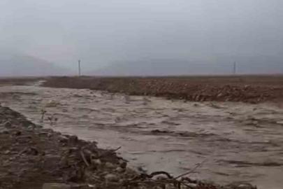 Mardin’de sağanak yağış sonucu dere taştı