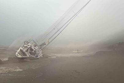 Marmaris’te fırtına ve sağanak etkili oldu: 3 tekne karaya vurdu